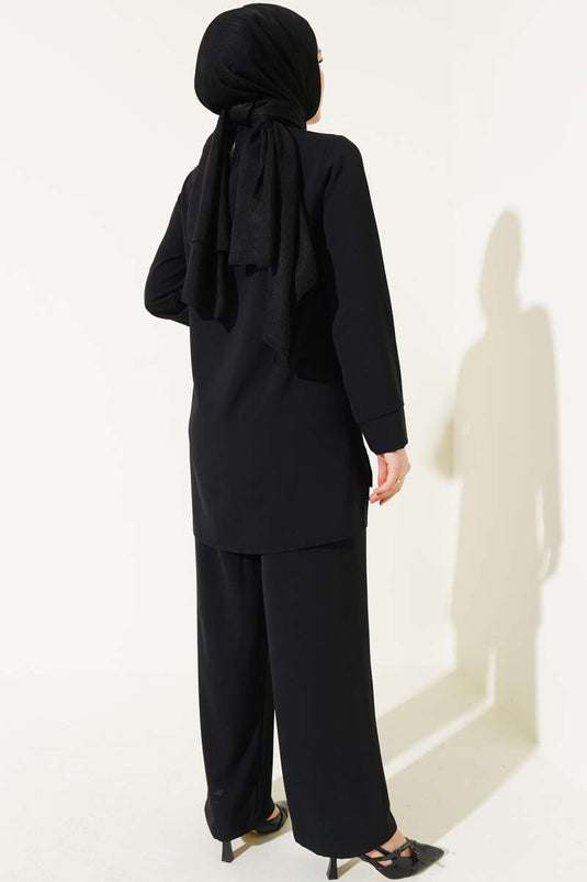 بدلة مكونة من قطعتين مخططة من الأمام باللون الأسود