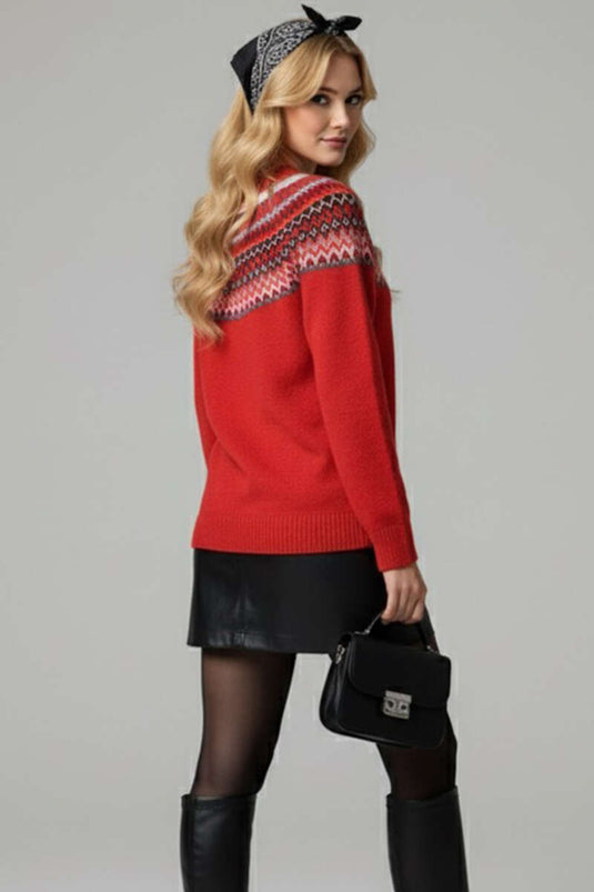 كنزة صوفية حمراء محبوكة بنقوش أمامية