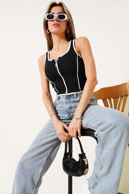 Short court noir à fermeture éclair sur le devant avec détails passepoilés