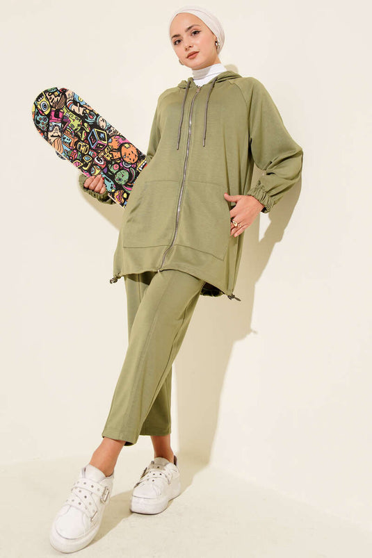 بدلة مكونة من قطعتين بسحاب أمامي وغطاء للرأس باللون الأخضر اللوزي