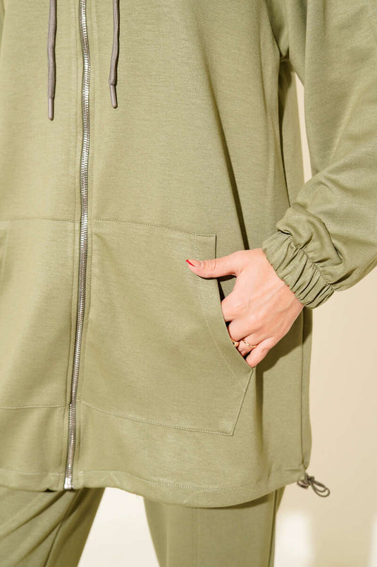 بدلة مكونة من قطعتين بسحاب أمامي وغطاء للرأس باللون الأخضر اللوزي