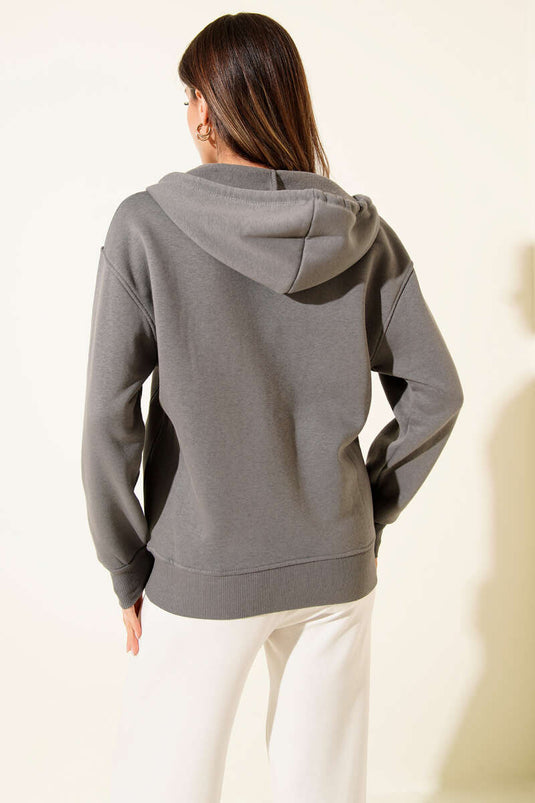 Gilet à capuche gris avec fermeture éclair sur le devant