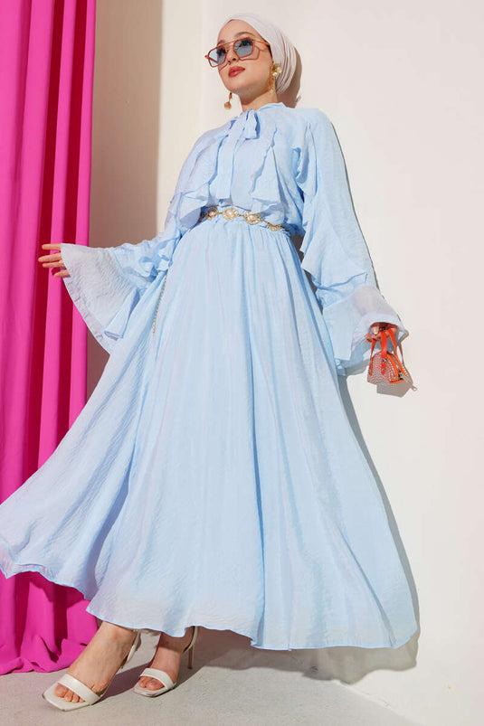 بدلة من قطعتين مع تفاصيل الكشكشة وتنورة باللون الأزرق