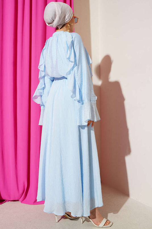 بدلة من قطعتين مع تفاصيل الكشكشة وتنورة باللون الأزرق