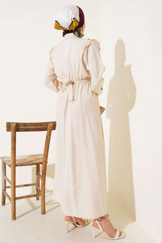 Kleid mit Rüschendetail vorne und Gürtel Beige