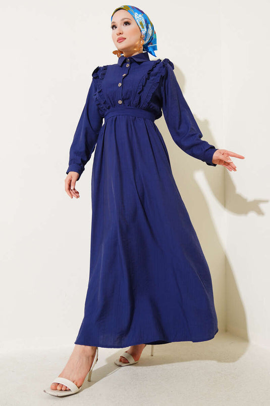 Robe bleu marine ceinturée avec volants sur le devant