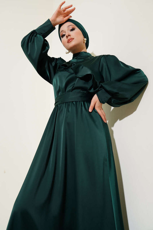 فستان سهرة من الساتان الزمردي مع تفاصيل الكشكشة في الأمام