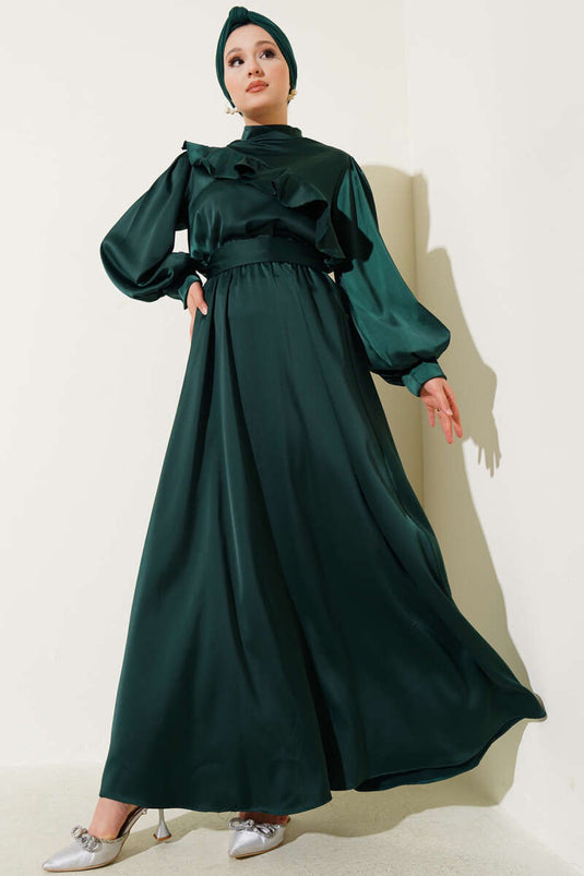 فستان سهرة من الساتان الزمردي مع تفاصيل الكشكشة في الأمام