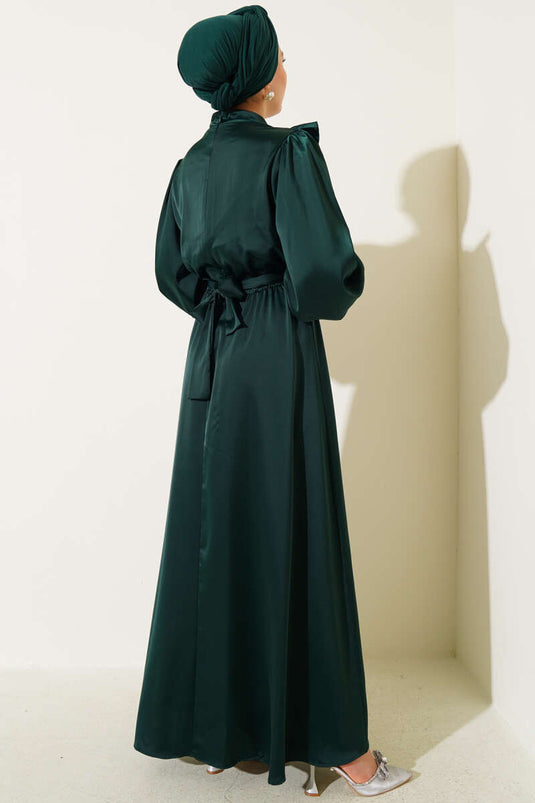 فستان سهرة من الساتان الزمردي مع تفاصيل الكشكشة في الأمام