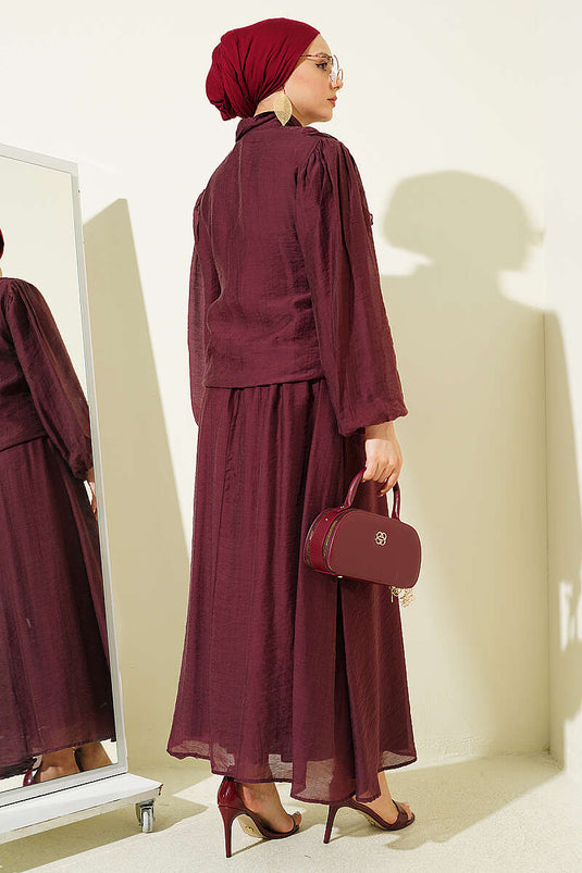 Ensemble deux pièces avec blouse à volants et jupe, couleur mûre