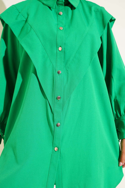 Chemise verte à volants sur le devant et cordon lacé