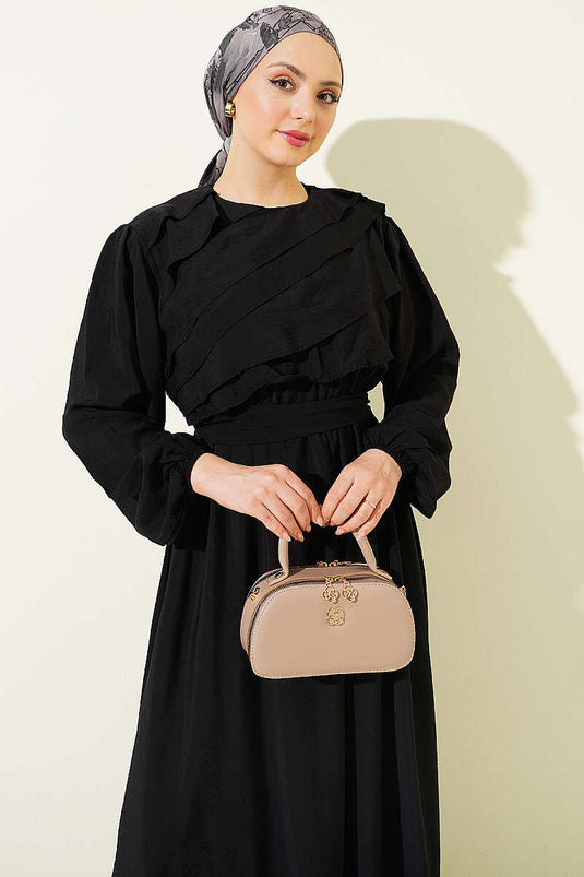 Robe noire avec ceinture et volant devant