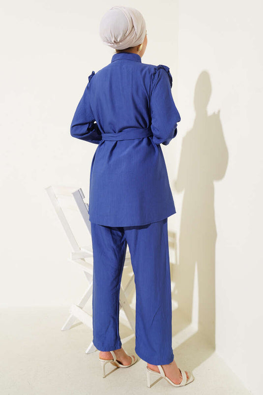 بدلة برلمانية مكونة من قطعتين مع كشكشة في الأمام وحزام