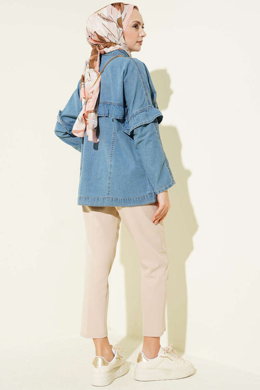 Veste en jean bleu denim avec boutons métalliques et volant à l'avant