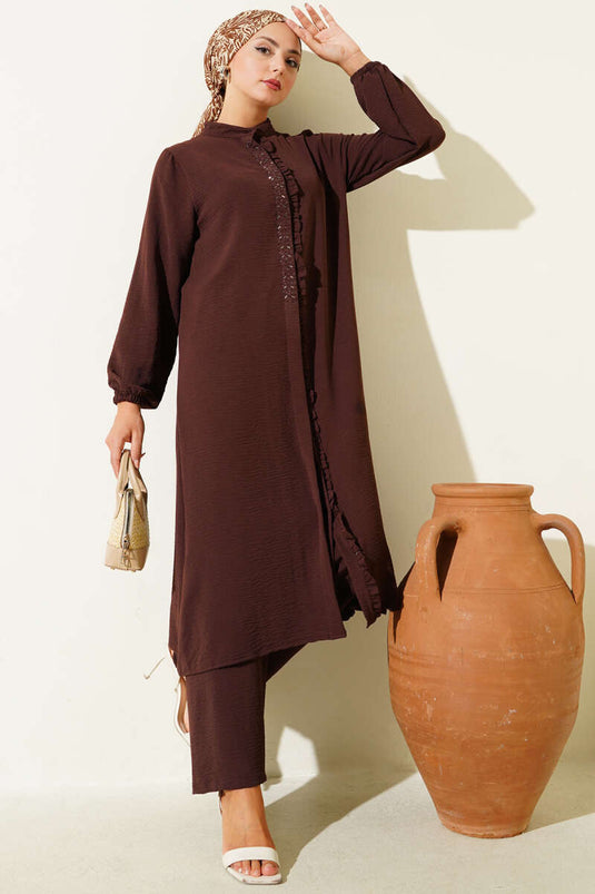 طقم من قطعتين بتفاصيل حجر أمامية مكشكشة باللون البني