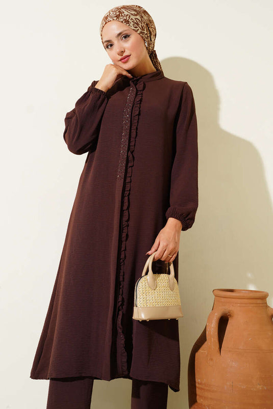 طقم من قطعتين بتفاصيل حجر أمامية مكشكشة باللون البني