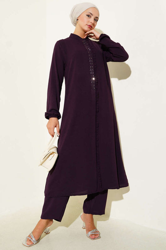 بدلة من قطعتين بتفاصيل حجر من الأمام مكشكشة باللون البرقوقي