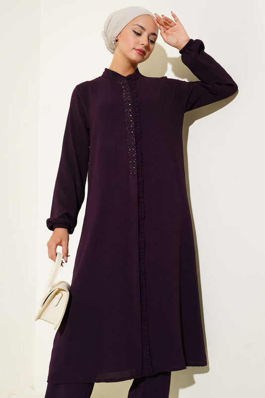 بدلة من قطعتين بتفاصيل حجر من الأمام مكشكشة باللون البرقوقي