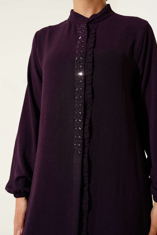 بدلة من قطعتين بتفاصيل حجر من الأمام مكشكشة باللون البرقوقي