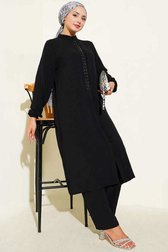 بدلة سوداء من قطعتين بتفاصيل حجر من الأمام وكشكشة
