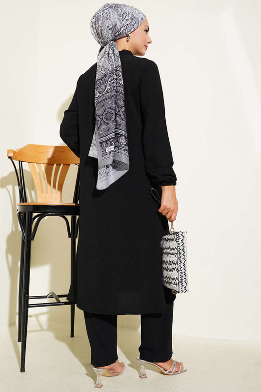 بدلة سوداء من قطعتين بتفاصيل حجر من الأمام وكشكشة