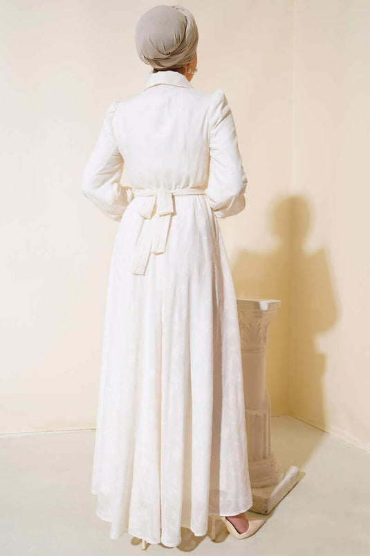 فستان بكشكشة وياقة أمامية إكرو