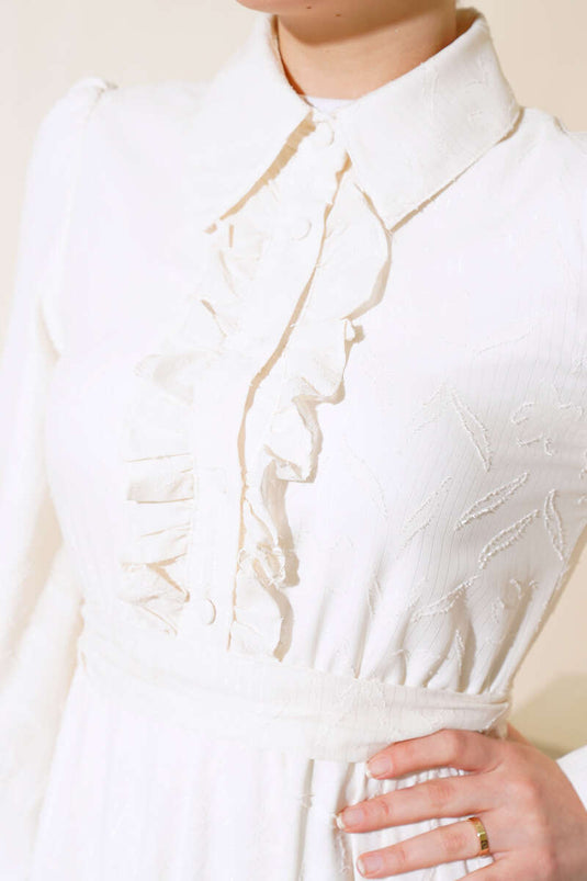 فستان بكشكشة وياقة أمامية إكرو