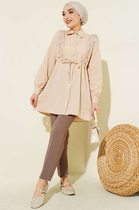 Vorderseite mit Spitzen-Details und Schnürung, Hemd Beige
