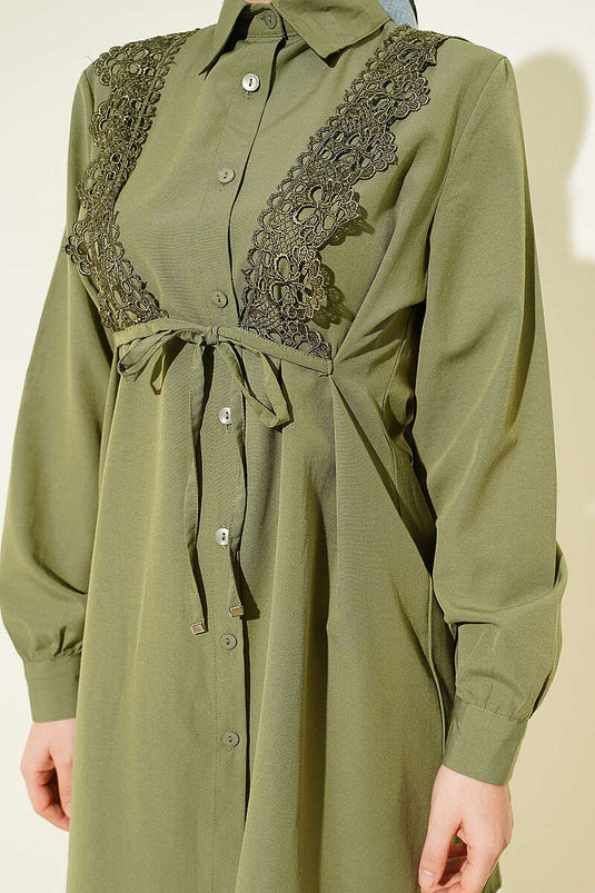 Vorderseite Spitzen-Detail Schnürhemd Khaki