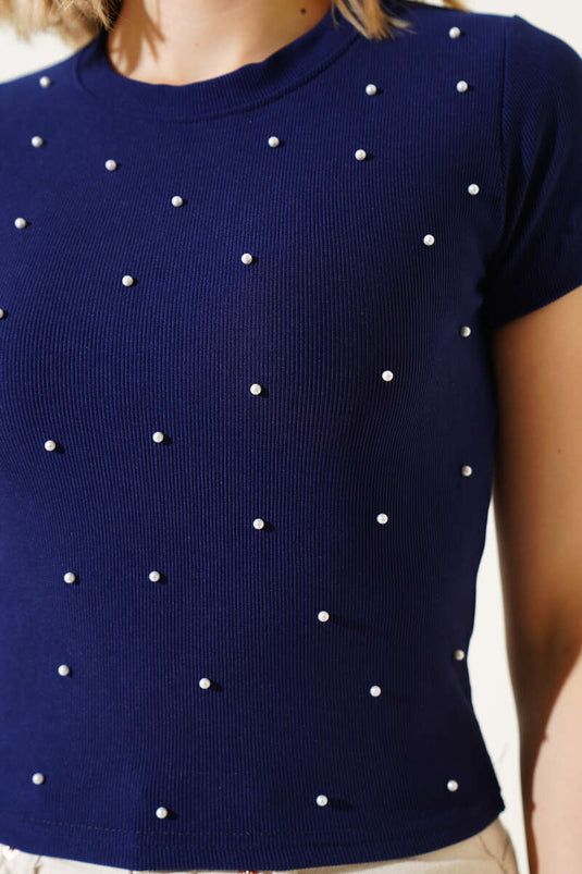 قميص داخلي قصير بجزء أمامي من اللؤلؤ باللون الأزرق الداكن