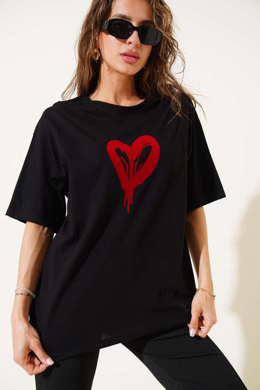 تي شيرت مطبوع عليه قلب باللون الأسود