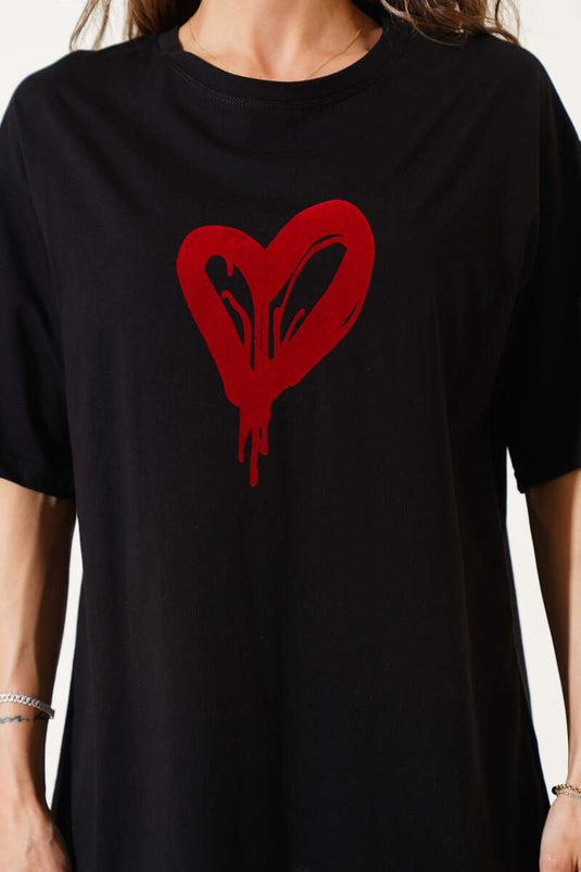 تي شيرت مطبوع عليه قلب باللون الأسود