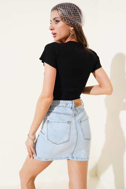 كورسيه أمامي على شكل قلب، باللون الأسود.