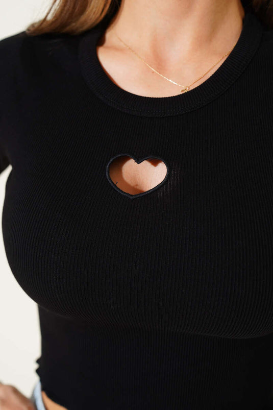 كورسيه أمامي على شكل قلب، باللون الأسود.