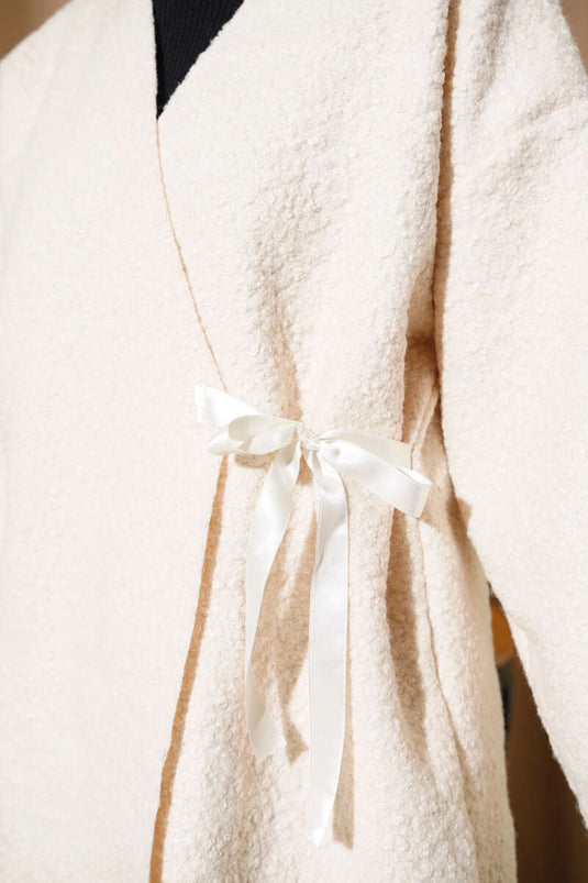 سترة كريمية بشريط أمامي