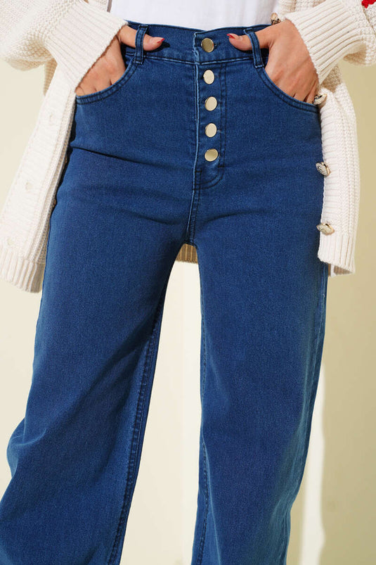 Jean en denim bleu à jambes larges avec boutons métalliques sur le devant.