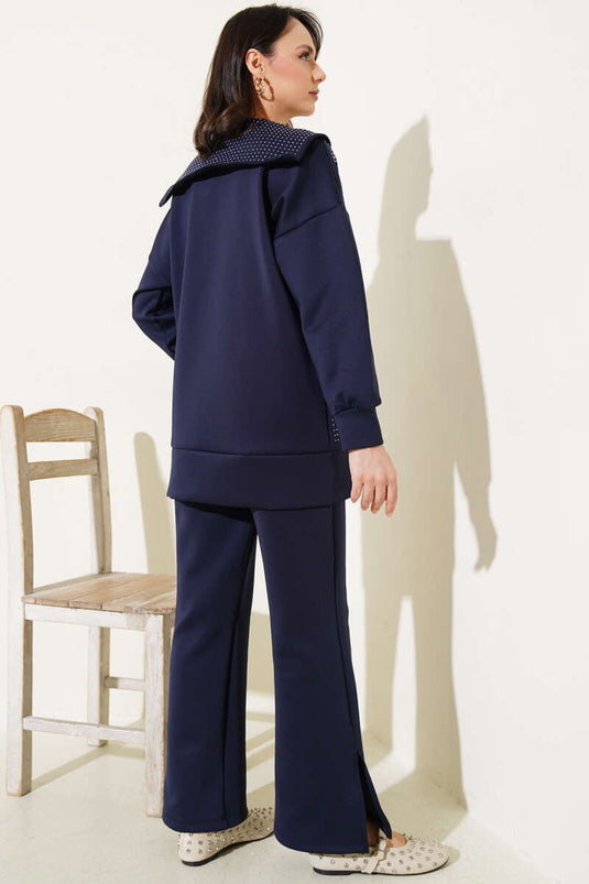 طقم غوص أزرق داكن من قطعتين مزين بأحجار صغيرة في الأمام