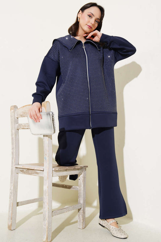 طقم غوص أزرق داكن من قطعتين مزين بأحجار صغيرة في الأمام