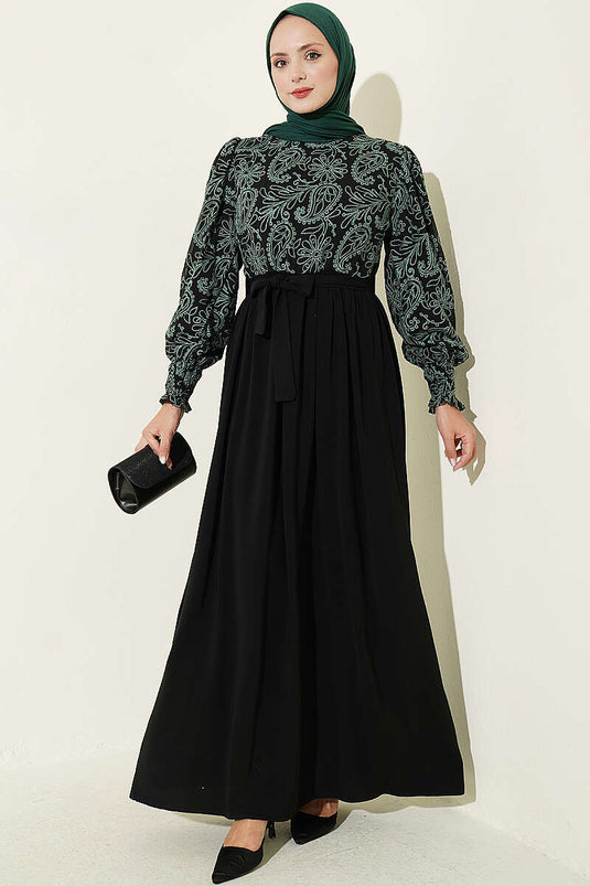 Robe Verte Brodée Aux Poignets En Dentelle
