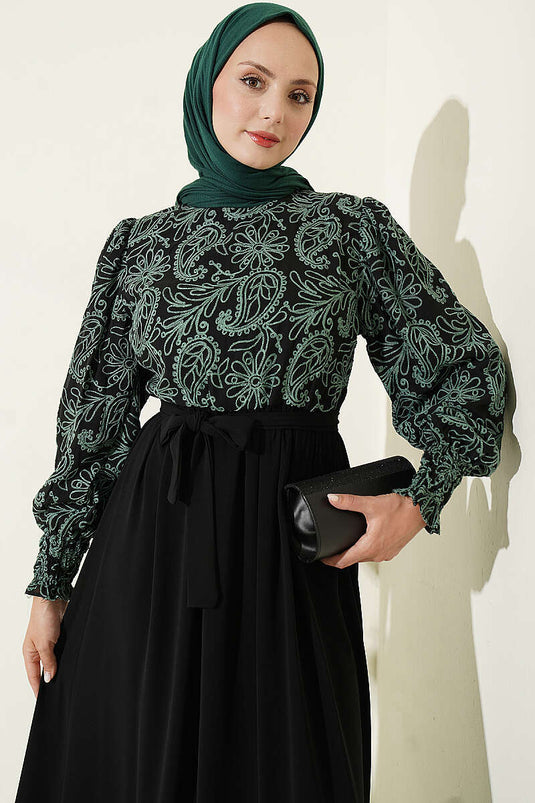Robe Verte Brodée Aux Poignets En Dentelle