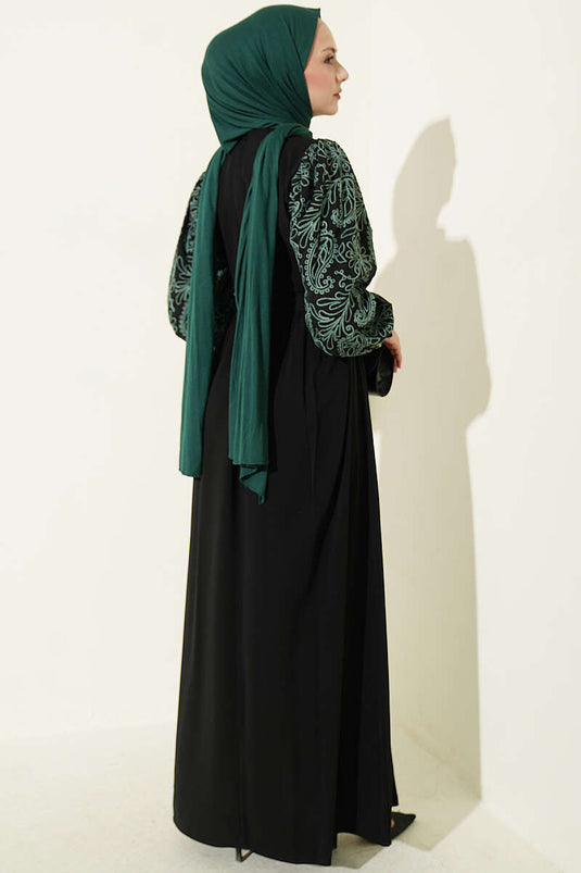 Robe Verte Brodée Aux Poignets En Dentelle