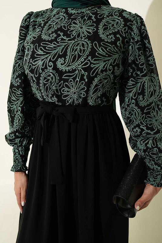 Robe Verte Brodée Aux Poignets En Dentelle