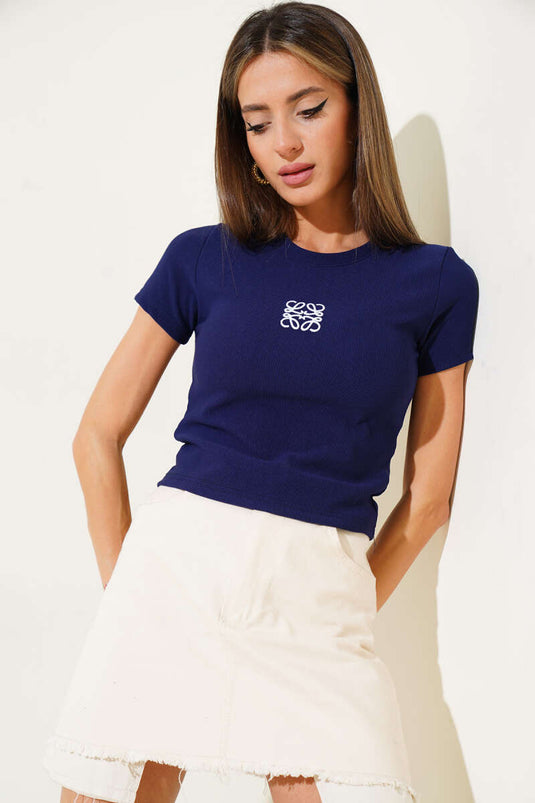 قميص داخلي قصير بأكمام قصيرة مطرز من الأمام باللون الأزرق الداكن