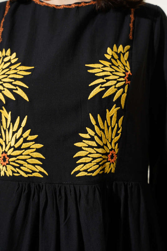 فستان أسود واسع مطرز من الأمام