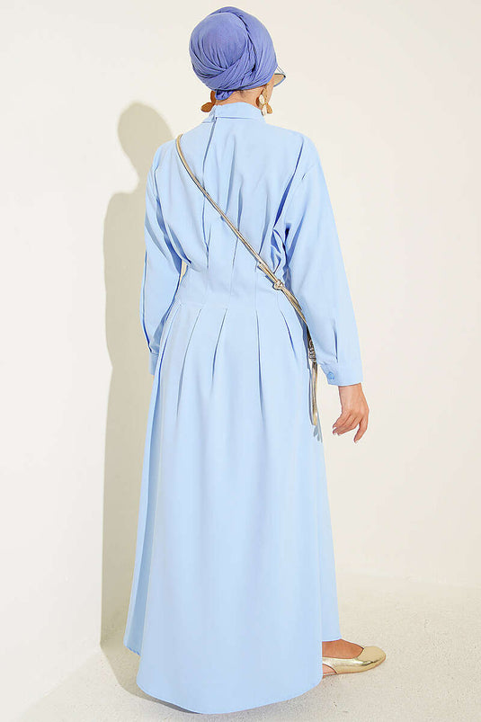 Robe bleue avec plis devant