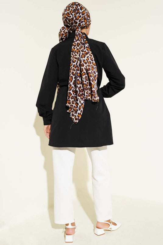 سترة طويلة بفتحة صدر واسعة وحزام برباط، لونها أسود.