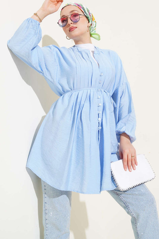 Chemise bleue Brit à boutons avec détail plissé sur le devant