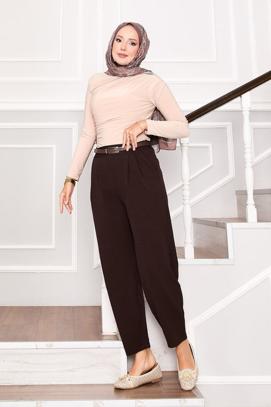 بنطلون بني بجيوب أمامية مفصلة ومطوي