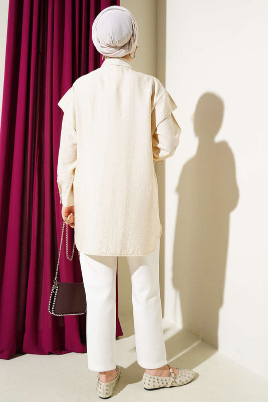 Chemise beige à plis sur le devant et détails travaillés