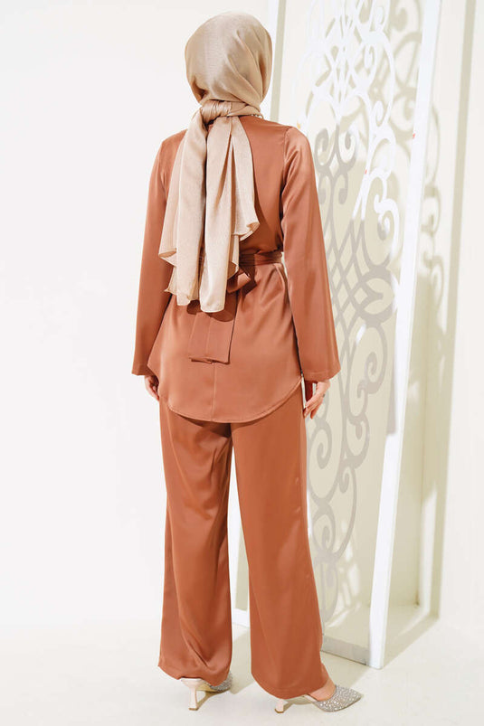 طقم ساتان مزدوج مع تفاصيل ثنيات في الأمام، أسمر ضارب للصفرة